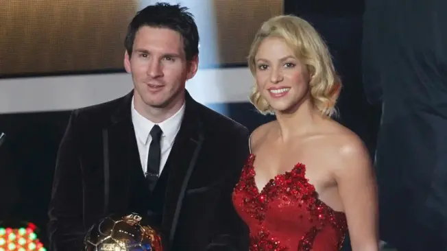 El futbolista Lionel Messi posa con Shakira después de recibir por tercera vez el premio FIFA Ballon d'Or en el Kongresshaus durante la ceremonia del FIFA Ballon d'Or en Zurich, 2012.