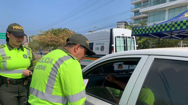 La Policía de Transito mantiene controles en los principales corredores de Barranquilla.