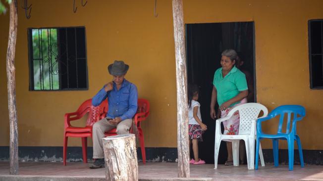 En La Junta, un corregimiento de Cesar, la tierra del cacique Diomedes Díaz, personas se sientan a las afueras de una casa para escuchar vallenato.