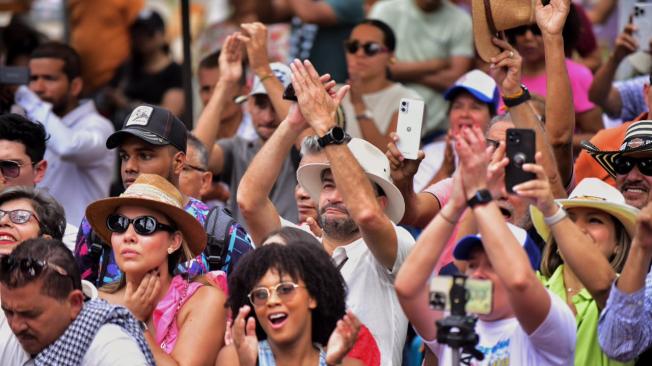 La ovación del público resuena en Valledupar, celebrando el talento y la pasión de los concursantes del Festival Vallenato.