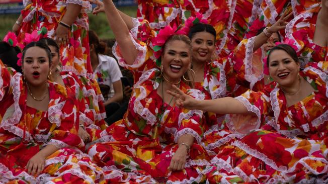 Desfile de piloneras en la apertura de la edición 57 del Festival de la Leyenda Vallenata, abril de 2024