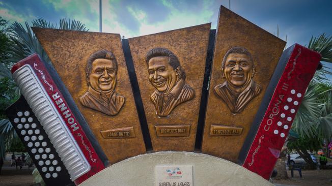 Glorieta de los juglares, en homenaje a Jorge Oñate, Diomedes Díaz y Poncho Zuleta, en Valledupar.