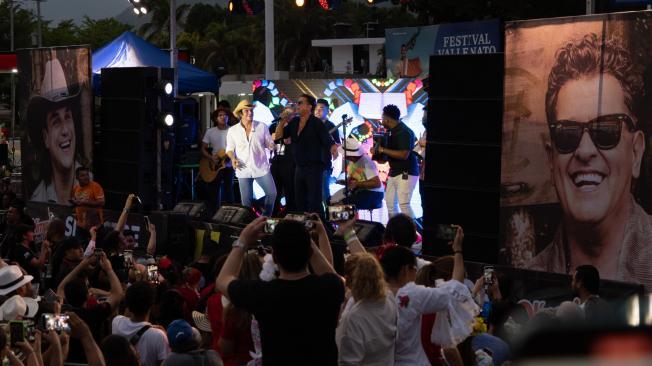 Silvestre Dangond y Carlos Vives, durante un concierto en el festival vallenato 2024, interpretando canciones de Iván Villazón