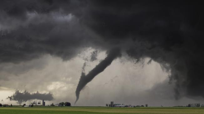 Las personas deben estar atentas ante la amenaza de tornados.