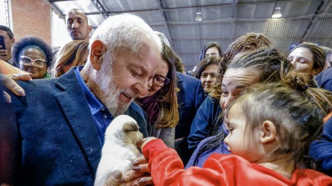 El presidente brasileño Luiz Inacio Lula da Silva, saluda a una víctima de las inundaciones en un refugio de São Leopoldo, estado de Rio Grande do Sul.