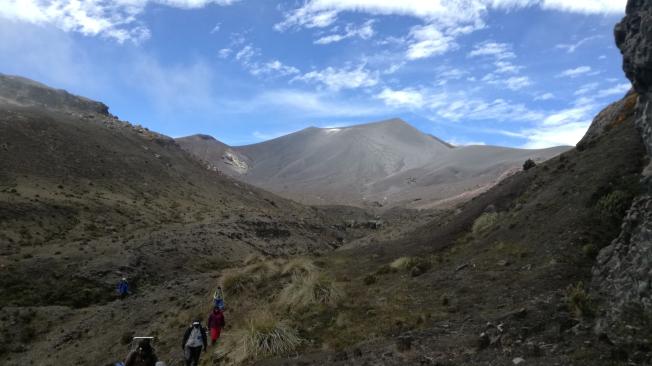 Técnicos de Ingeominas en cercanías al volcán Puracé.