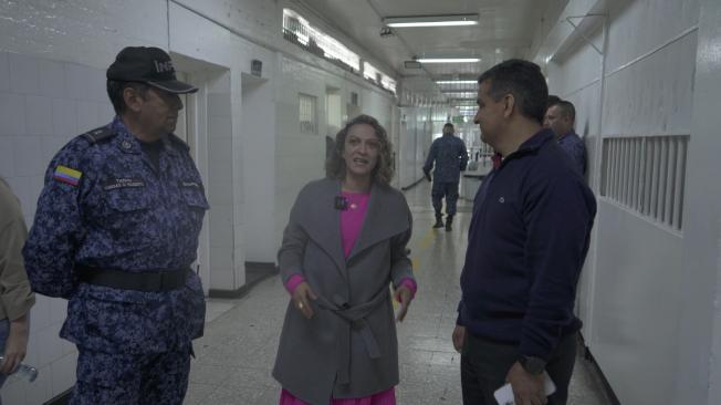 Élmer Fernández junto a la periodista Jineth Bedoya.