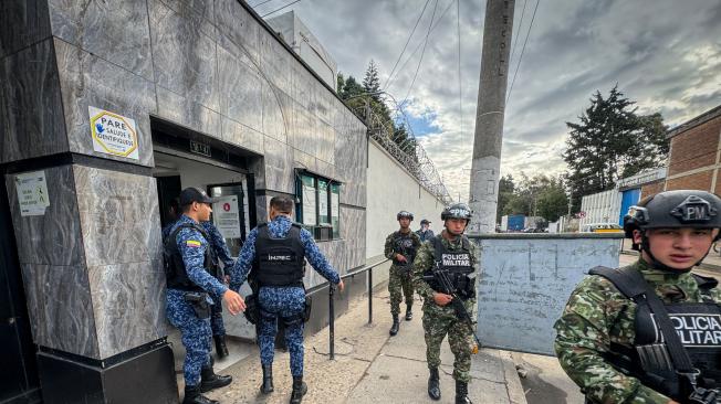 Así amanece la carcel Modelo fuertemente militarizada después del asesinato  del coronel Elmer Fernández  director de la cárcel La Modelo . Bogotá 16 de mayo del 2024 foto MAURICIO MORENO CEET EL TIEMPO