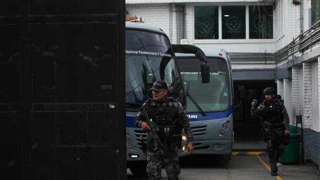 En dos buses del Inpec fueron trasladados 12 prisioneros que se encontraban en la cárcel la modelo tras el asesinato del director de la cárcel Elmer Fernandez. Los reclusos fueron enviados a la cárcel la picota y a la cárcel de picaleña en Ibagué.