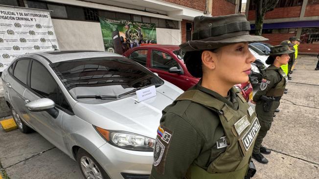 La policía hizo entrega de cinco de 10 vehículos que ha logrado recuperar y que habían sido entregados a compraventa de carros