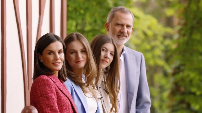 MADRID, 18/05/2024.- Fotografías de los Reyes Felipe y Letizia, junto a sus hijas, la princesa Leonor y la infanta Sofía, realizadas por el equipo fotográfico de la Casa de S.M. el Rey en los Jardines de Palacio Real, con motivo del vigésimo aniversario del enlace matrimonial de los Reyes que se cumplirá el próximo día, 22 de mayo. EFE/Casa de S.M. el Rey -SOLO USO EDITORIAL/SOLO DISPONIBLE PARA ILUSTRAR LA NOTICIA QUE ACOMPAÑA (CRÉDITO OBLIGATORIO)-