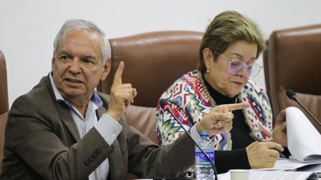 Bogotá 22 de mayo 2024. 
El Ministro de Hacienda, Ricardo Bonilla junto a la Ministra Trabajo, Gloria Inés Ramírez durante sus intervenciones en el tercer día de debate y votación del proyecto de ley de la reforma pensional, que se lleva a cabo en la Comisión Séptima de la Cámara de Representantes.