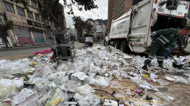 Funcionarios de la UAESP recogen la basura que amaneció hoy 27 de mayo del 2024 frente a la estación de Transmilenio de la avenida Jiménez en el centro de la ciudad . FOTO MAURICIO MORENO CEET EL TIEMPO @mauriciomorenofoto