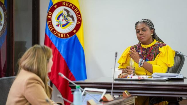 La ministra de Educaicón Aurora Vergara y la senadora Paloma Valencia.