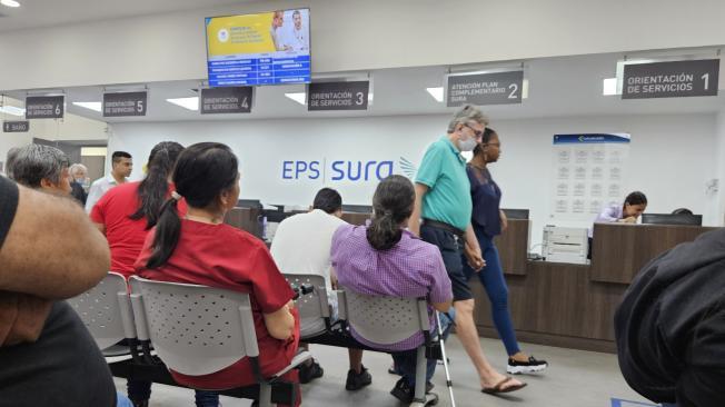 Tras el anuncio de cierre de la EPS Sura, en las instalaciones ubicadas en el norte de Cali el servicio se presta con normalidad y sus empleados dicen estar tranquilos por ahora, pues afirman que es una gran empresa. Por otra parte los usuarios si muestran preocupación ya que tienen un buen servicio y creen que si la llegan a cerrar, el servicio de salud desmejorará.