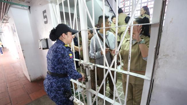 Bogota Mayo 31 de 2024.  El Magistrado Jorge Enrique Ibáñez de la Corte Constitucional realizara una visita para revisar la situación de los detenidos en Cárcel Buen Pastor de Bogotá, luego de varias quejas de la poblacion carcelaria por la comida principalmente entre otras cosas.  Foto:  @Miltondiazfoto / El Tiempo