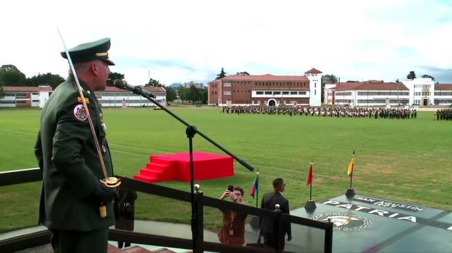 El mayor general Luis Emilio Cardozo, comandante del Ejército, se dirige a la tropa.