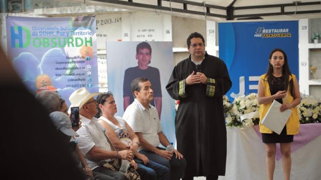 Raúl Sánchez, magistrado de la JEP, durante la entrega digna de los restos de Juan Carlos Aguirre Macías. foto: 5/06/2024