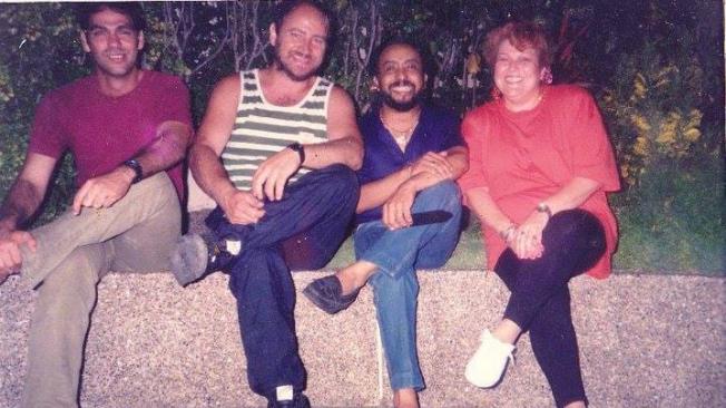 Fernando Martínez (de camiseta a rayas) y el pianista puertorriqueño Papo Luca (de jean y camisa azul) en Cartagena, donde Niche y la Sonora Ponceña se presentaron. Las otras dos personas de la foto de abajo son organizadores de aquel concierto.