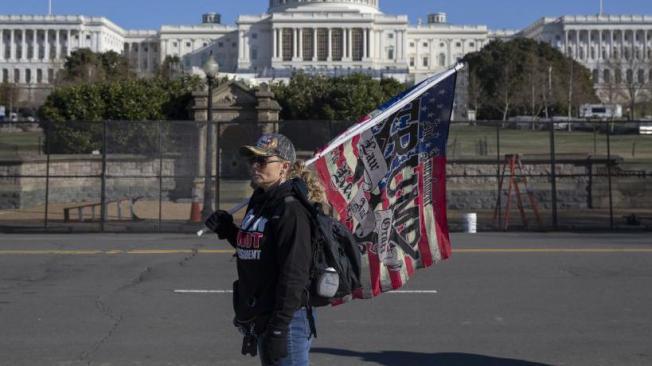 Seguidores de QAnon buscaron tratamiento tras la salida de Trump de la presidencia. 