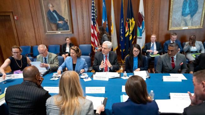 Fotografía cedida por el Departamento de Justicia de Estados Unidos donde aparece el fiscal general Merrick B. Garland (c) durante una reunión con altos cargos de los Departamentos de Justicia, de Seguridad Nacional y del Departamento de Estado con ocasión del tercer aniversario de las Fuerza de Tareas Conjunta Alpha (JTFA) este martes en Washington (EEUU). Estados Unidos anunció este martes recompensas por ocho millones de dólares por información que conduzca a atrapar a involucrados en el tráfico de migrantes del Clan del Golfo en la selva del Darién, "uno de los cruces más peligrosos del planeta" en la frontera entre Colombia y Panamá. EFE/Departamento de Justicia EEUU /SOLO USO EDITORIAL/SOLO DISPONIBLE PARA ILUSTRAR LA NOTICIA QUE ACOMPAÑA (CRÉDITO OBLIGATORIO)