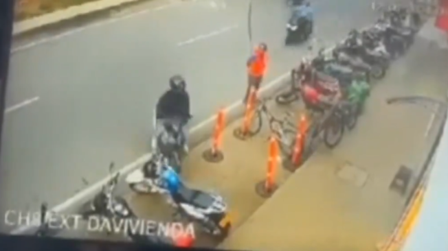Este es el momento en el que el sujeto parque la motocicleta en el lugar donde posteriormente explotó.