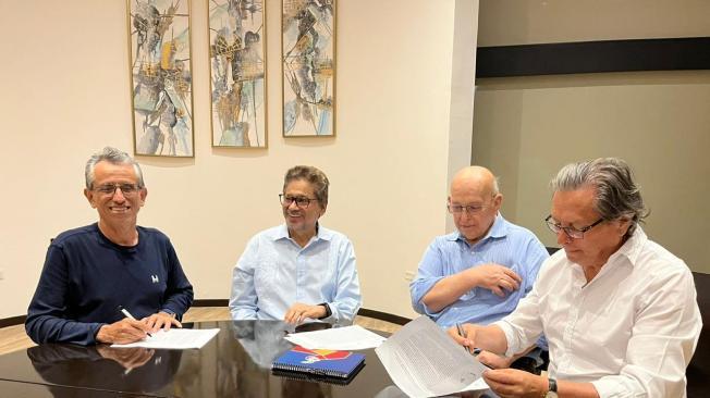 Firma del inicio de diálogos de paz con Iván Márquez