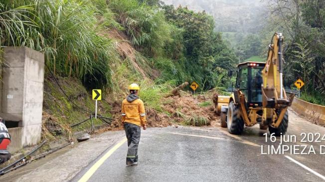 La caída de lodo y piedra mantiene taponado el tramo vial en varios sectores.