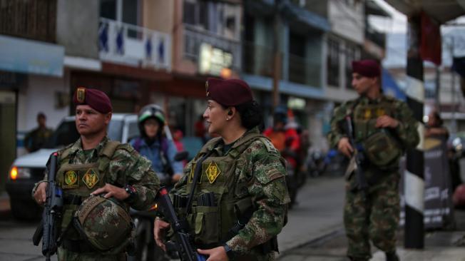 Cali Colombia 16 de junio de 2024 
En cumplimiento del compromiso con los jamundeños, este fin de semana se puso en marcha una Caravana de Seguridad como parte de la estrategia liderada por la Gobernación del Valle del Cauca, la Policía Nacional, el Ejército y el Gaula, para garantizar la tranquilidad en el territorio.
Con la presencia de 132 policías de diferentes especialidades, así como soldados del Batallón Pichincha y unidades de tránsito se adelantan controles en diferentes sectores del municipio.
Fotos Santiago Saldarriaga Quintero / EL TIEMPO