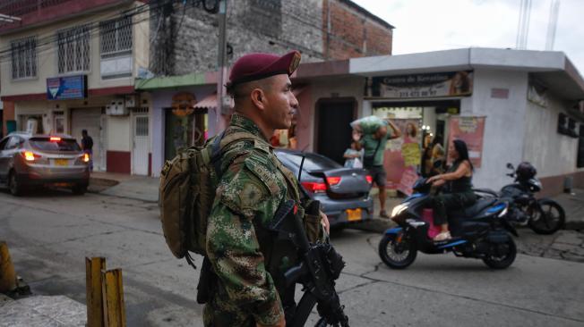 Cali Colombia 16 de junio de 2024 
En cumplimiento del compromiso con los jamundeños, este fin de semana se puso en marcha una Caravana de Seguridad como parte de la estrategia liderada por la Gobernación del Valle del Cauca, la Policía Nacional, el Ejército y el Gaula, para garantizar la tranquilidad en el territorio.
Con la presencia de 132 policías de diferentes especialidades, así como soldados del Batallón Pichincha y unidades de tránsito se adelantan controles en diferentes sectores del municipio.
Fotos Santiago Saldarriaga Quintero / EL TIEMPO