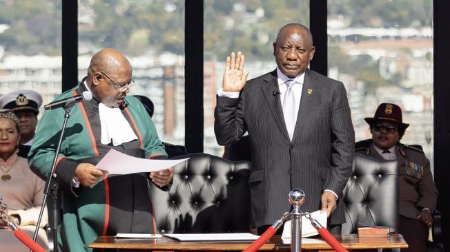 Cyril Ramaphosa (R) presta juramento junto al Presidente del Tribunal Supremo de Sudáfrica, Raymond Zondo (L), durante su juramento como presidente sudafricano en los edificios de la Unión en Pretoria, Sudáfrica.