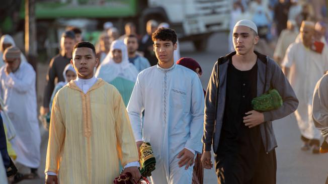 Fieles musulmanes asisten a las oraciones de Eid al-Adha en Sale, Marruecos, 17 de junio de 2024. Eid al-Adha es la más sagrada de las dos fiestas musulmanas que se celebran cada año.