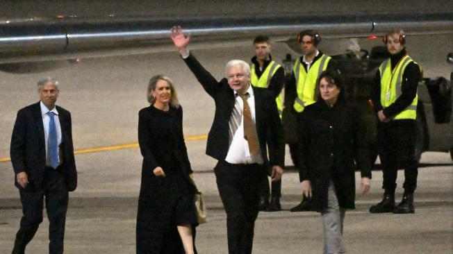 Julian Assange en su llegada a Australia.