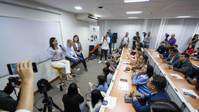 El candidato opositor, Edmundo González Urrutia, participa junto a la exdiputada María Corina Machado (izq.) en  el Encuentro Nacional de Forma.