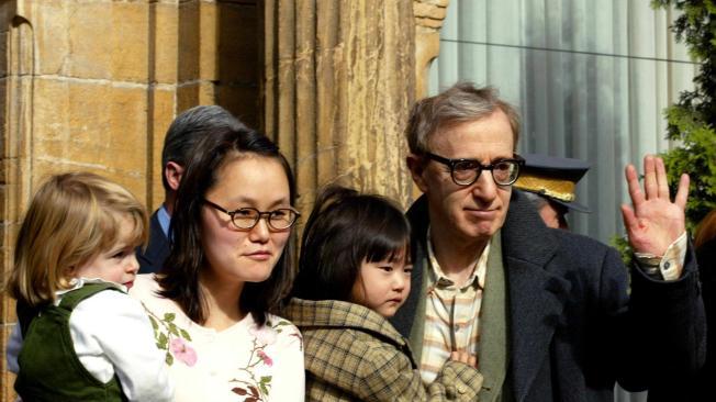 Woody Allen con su esposa, Soon Yi, y sus dos hijas, cuando recibió el premio Príncipe de Asturias en 2002.