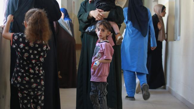 Niños palestinos que sufren desnutrición o enfermedades crónicas como el cáncer esperan con sus familiares en el hospital Nasser en Khan Yunis, en el sur de la Franja de Gaza.