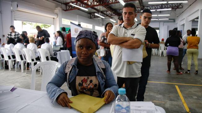 Lina Patricia Cortés, entregando su hoja de vida.