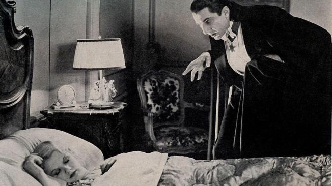 "Drácula" de Bram Stoker es aceptada como la novela de vampiros por excelencia y ha inspirado muchas películas, incluida la versión de 1931.