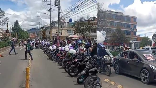 Caravana en sepelio de Karen Martínez, joven que murió por accidente con moteros en vía Sibaté - Soacha.