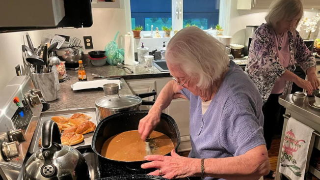 Miriam Todd aprovecha al máximo su día, levantándose temprano para preparar la cena para su familia, asegurándose de que esté lista para comer después de cerrar la tienda.