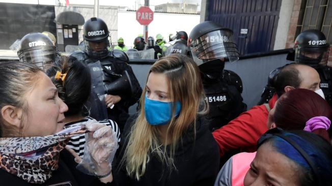 Bogotá, Colombia Marzo de 2020. Angustia de familiares de personas privadas de la libertad en la cárcel La Modelo por muertos y heridos durante enfrentamientos con guardianes del Inpec y la Policía Nacional.