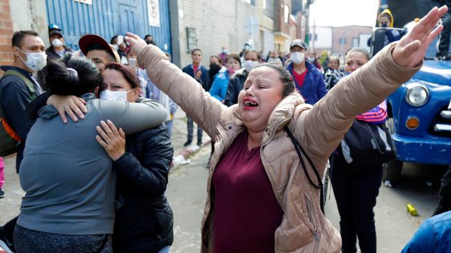 Bogotá, Colombia Marzo de 2020. Angustia de familiares de personas privadas de la libertad en la cárcel La Modelo por muertos y heridos durante enfrentamientos con guardianes del Inpec y la Policía Nacional.