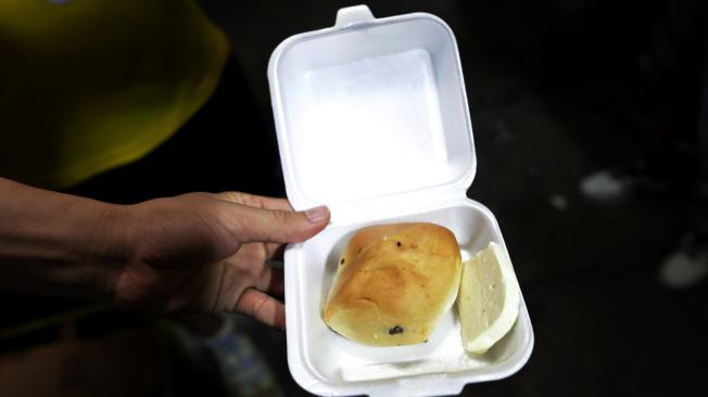 Ración de comida en estación de Policía de Ciudad Bolívar, en Bogotá