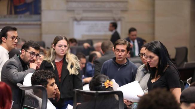 María del Mar Pizarro (derecha) con congresistas en la Cámara