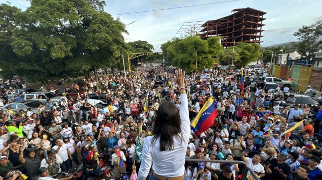 La líder opositora venezolana María Corina Machado saluda a sus seguidores durante un acto de campaña en San Cristóbal, estado de Táchira, Venezuela.