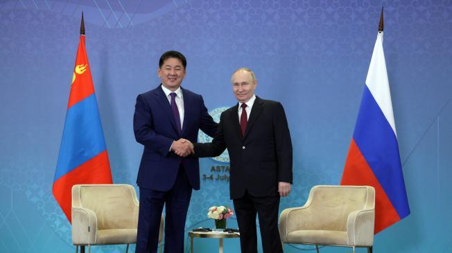 El presidente de Rusia, Vladimir Putin, se reúne con el presidente de Mongolia, Ukhnaagiin Khurelsukh, al margen de la cumbre de líderes de los estados miembros de la Organización de Cooperación de Shanghái (OCS).