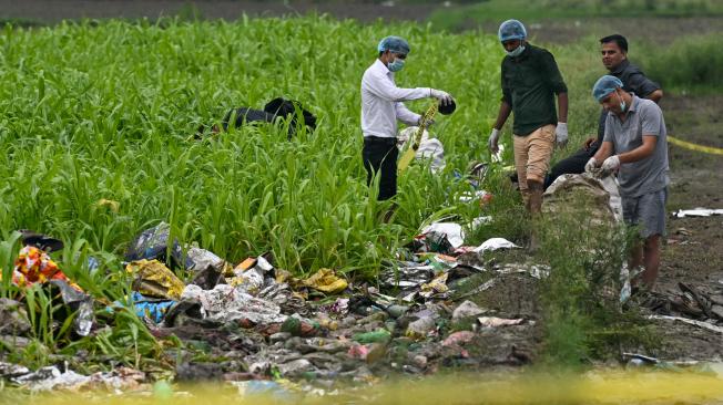 Expertos forenses inspeccionan el lugar de una estampida en Hathras, en el estado indio de Uttar Pradesh.