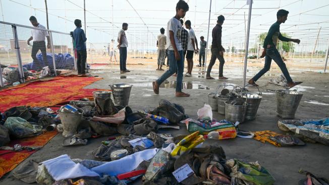 Así quedó el lugar donde se produjo una estampida en Hathras, en el estado indio de Uttar Pradesh.