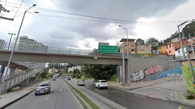 En este punto de la carrera primera con calle 23, fue impactada la camioneta del esquema de seguridad de Juan Fernando Petro.