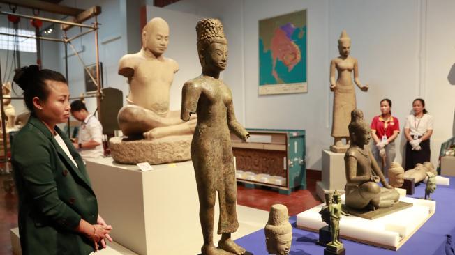 Objetos expuestos durante una ceremonia de entrega en el Museo Nacional de Phnom Penh, Camboya, el 4 de julio de 2024.